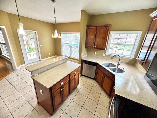 Building Photo - 112 Autumn Way