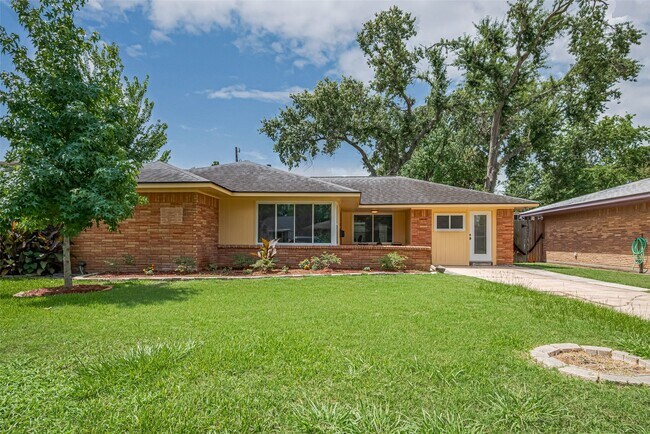 Building Photo - 5123 Saxon Dr