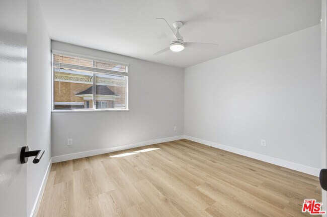 Building Photo - 1337 S Hoover St