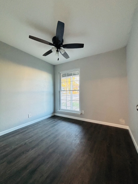 Building Photo - 2325 Lakehurst Dr