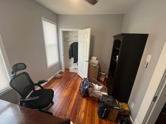 Building Photo - Spacious 3 bed, 1.5 bath duplex