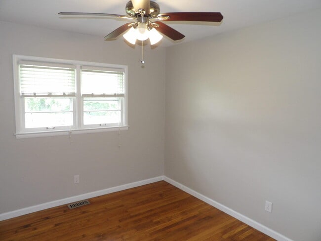 Building Photo - 286 Zandale Dr