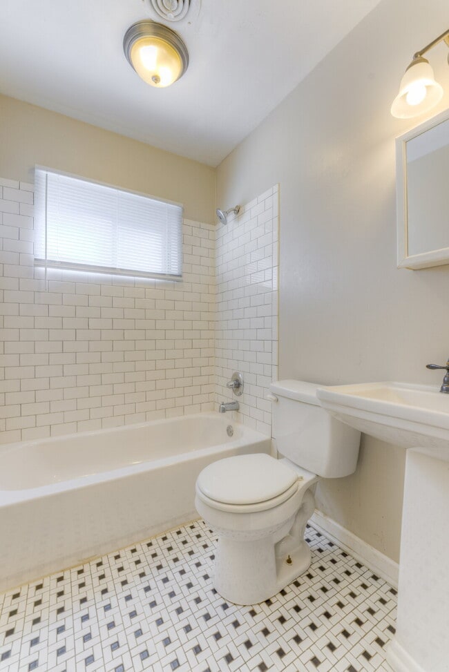 Building Photo - Qualified Tenants Get 50% Off First Month!...