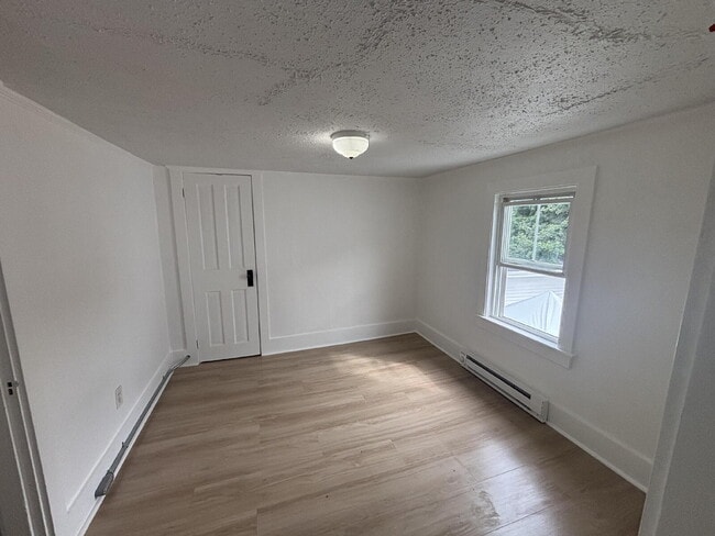 Building Photo - Completely Renovated 1-Bedroom + Bonus Room — Walk Everywhere in Brunswick!