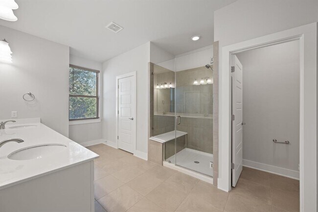 Building Photo - 13800 Lyndhurst St