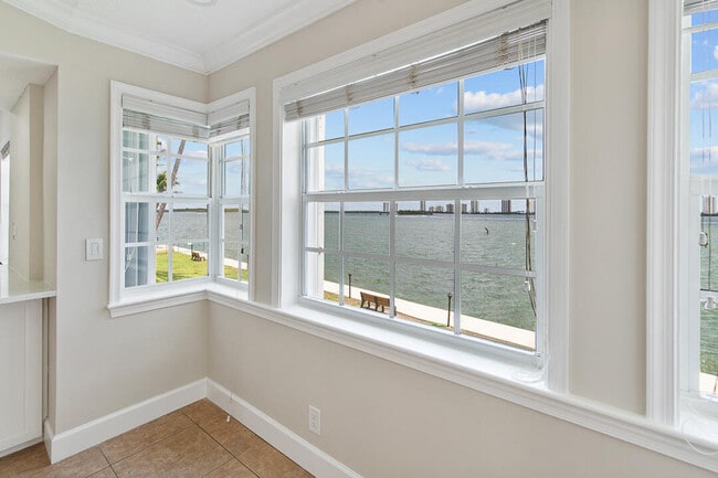 Building Photo - 1060 Lake Shore Dr