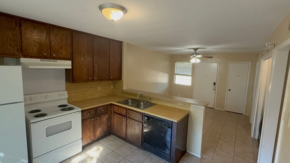 Building Photo - 315 Manuel Dr