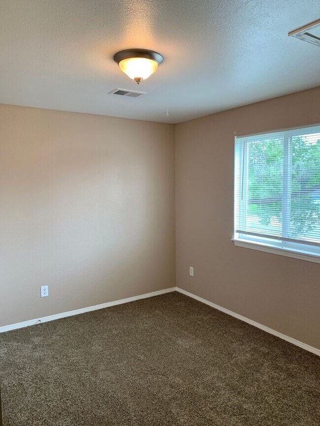 Building Photo - Move-In Special: 2 Weeks Free! Spacious 3 Bed, 1.5 Bath Apartment in Longmont