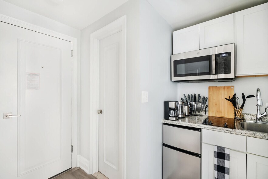 Building Photo - 234 W 73rd St