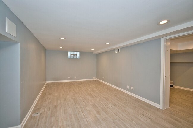 Building Photo - 6700 N Monticello Ave