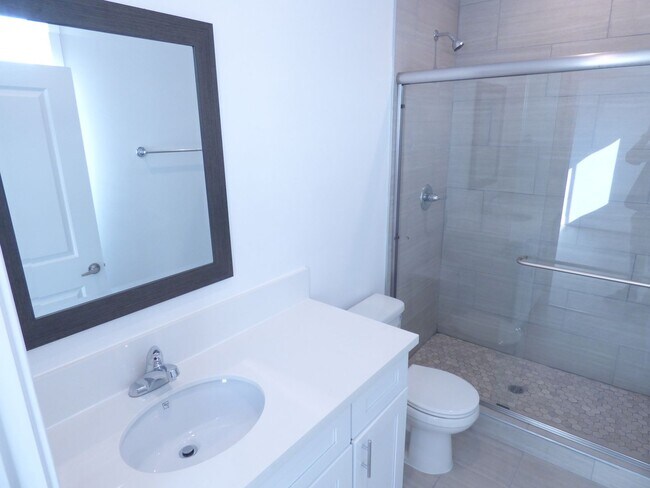 Building Photo - 4 Bedroom Unit with 2 Car Parking!
