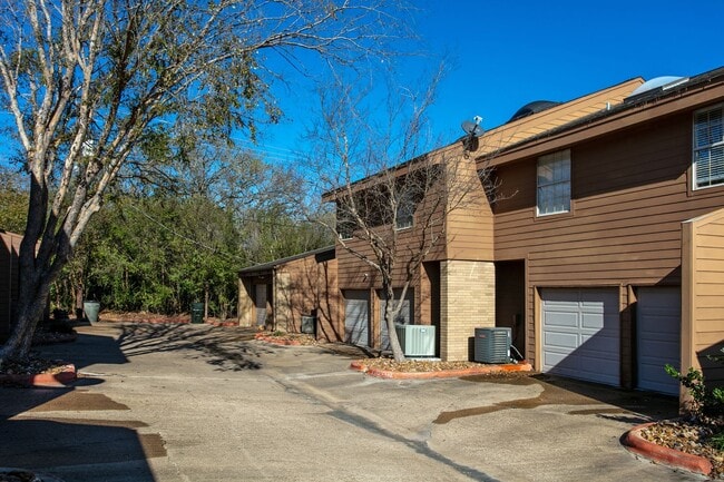 Building Photo - Adorable 3 Bed Townhome Pre-Leasing July 2026!