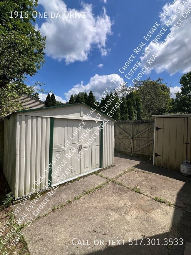 Building Photo - 1916 Oneida Dr