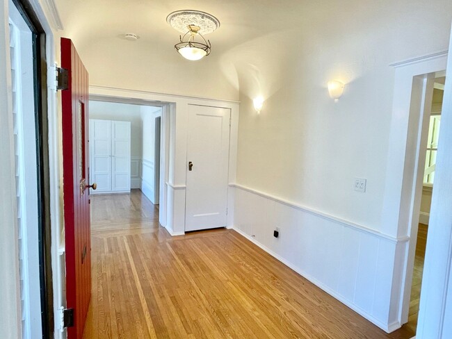 Building Photo - 2BR + Dinning Room Can be 3rd BR!/2BA Arts...