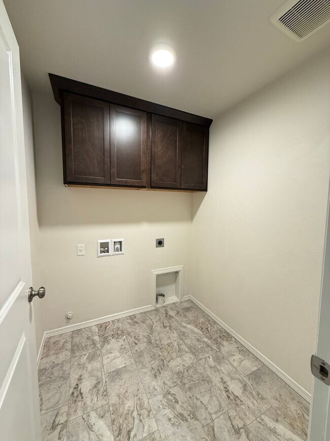 Building Photo - Charming 3 Bed / 2 Bath Home in Delta Estates – Medford