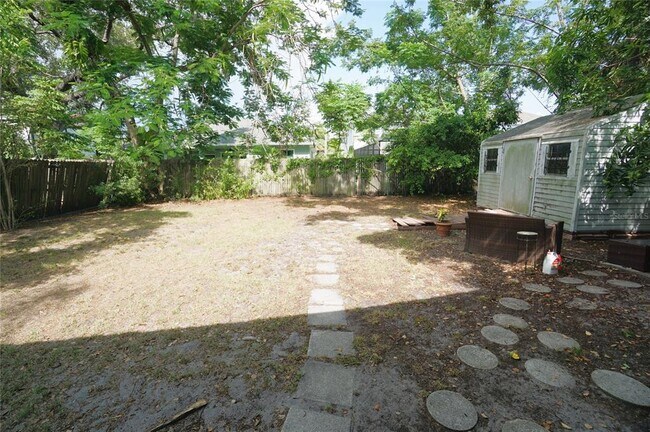 Building Photo - 207 N Gomez Ave