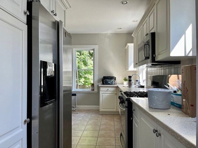 Building Photo - 72 Everett St