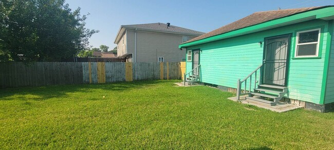 Building Photo - 4 Bedroom Single Family Home