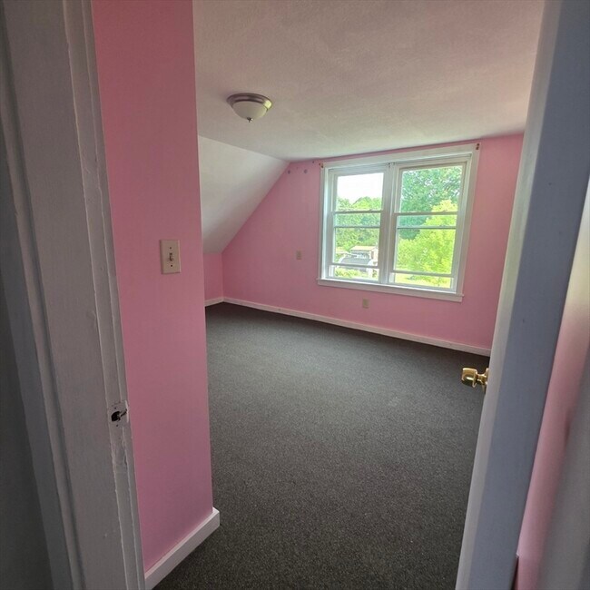 Building Photo - 24 Quartus St