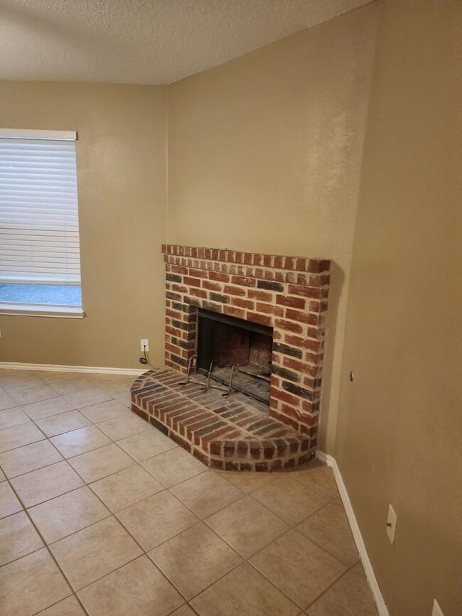 Building Photo - Quiet and Cozy 2 Story Home