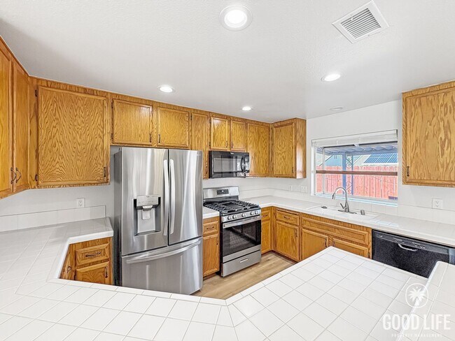 Building Photo - Bright Modern Home in Twin Oaks Golf Course