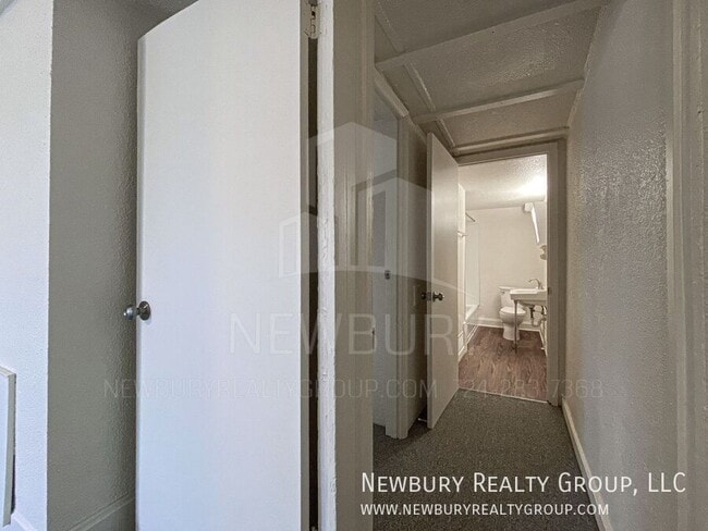 Building Photo - 29 Hickory St