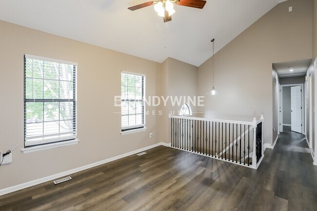 Building Photo - 521 SE Onyx Dr