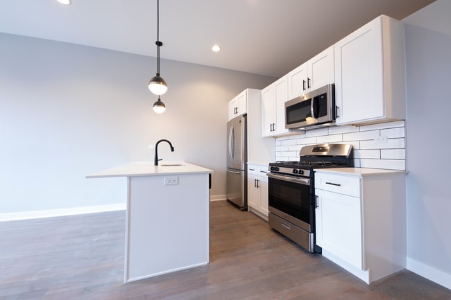 Interior Photo - 1637 W Chicago Ave