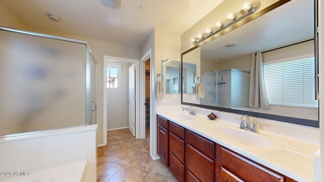 Building Photo - 3272 E Meadowview Dr