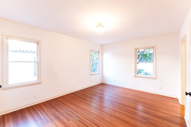 Building Photo - 1064 S Genesee-