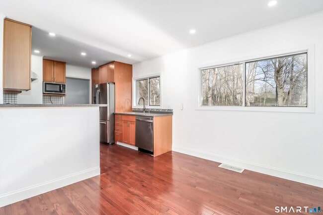 Building Photo - 8 Stonecrop Rd S