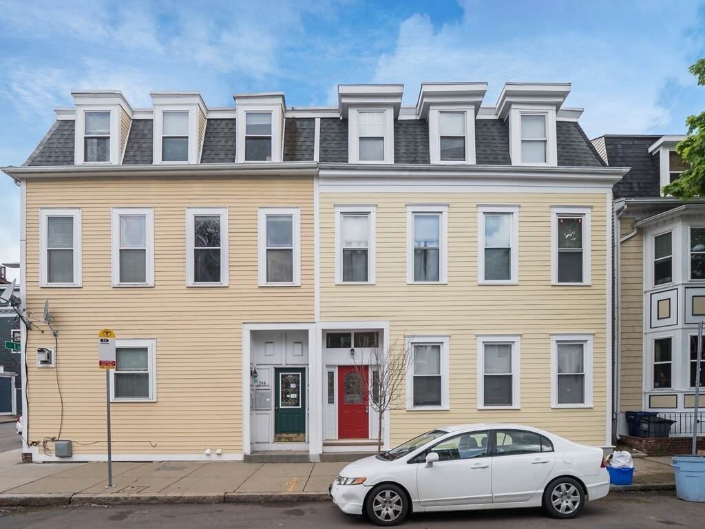 Building Photo - 546 E 8th St