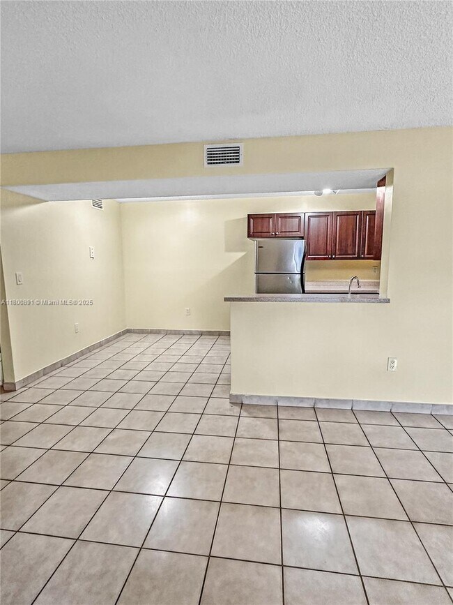 Building Photo - 250 Palm Cir W