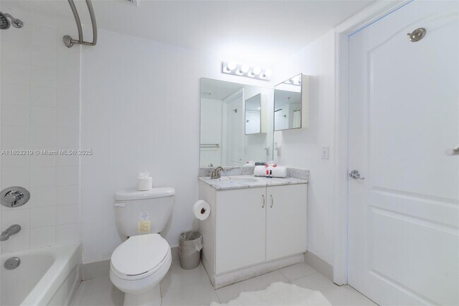 Building Photo - 1200 Brickell Bay Dr