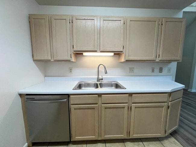 Building Photo - 2BD/2BA Townhouse - Stonefield & Alb. High...