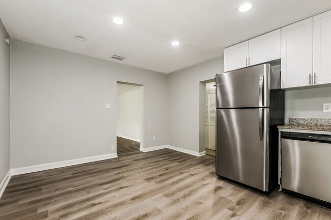 Building Photo - 3 BR/2BA | Newly Renovated Single Family Home | Large Covered Back Patio| In Valrico!