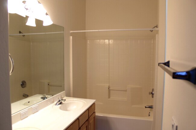 Building Photo - 440 S Val Vista Dr