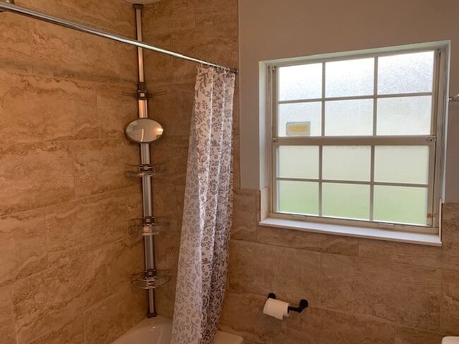 Building Photo - For Rent 4-Bedroom, 2-Bathroom single-family home