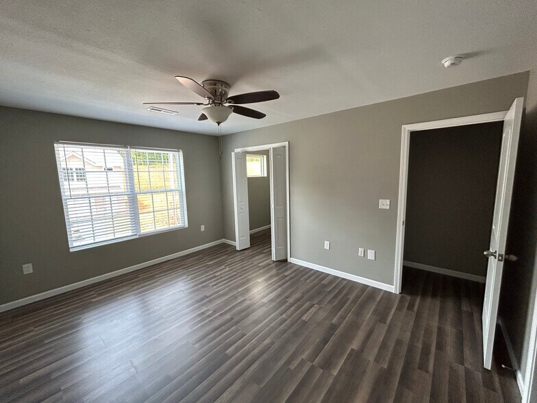 Large master & walk in closet with window - 239 Keswick Dr
