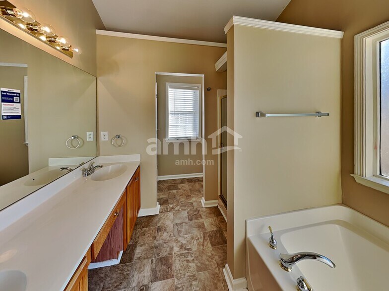 Building Photo - 9740 Lakemoore Cv