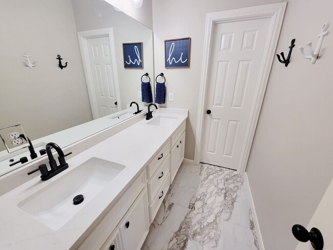 Building Photo - Beautifully designed waterfront property w...