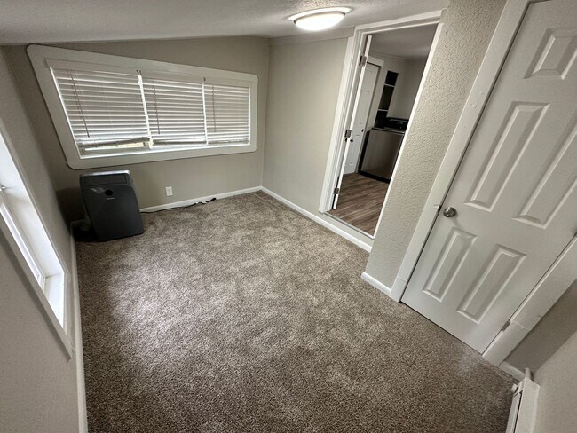 Building Photo - Cute, Remodeled 2 Bed, 1 bath Home (Availa...