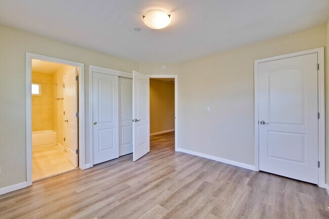 Building Photo - Awesome Home Located in a Quiet Tree Line Neighborhood