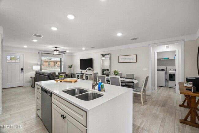 Building Photo - 854 Mallett St
