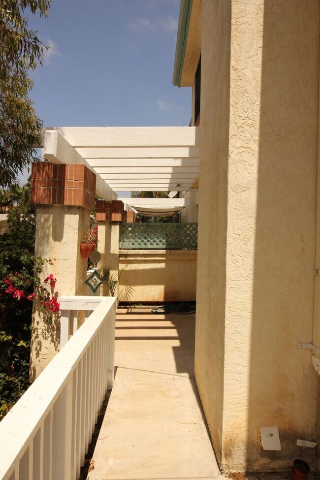 Building Photo - Large Carlsbad Townhouse, 2 Primary Bedroo...