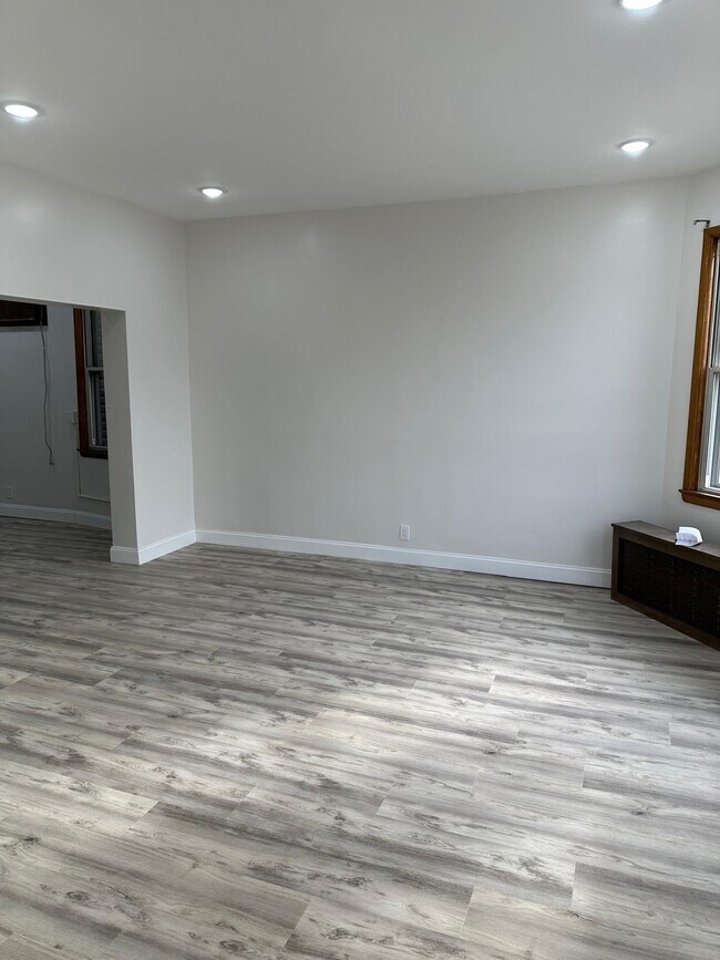 Building Photo - 143 W 26th St