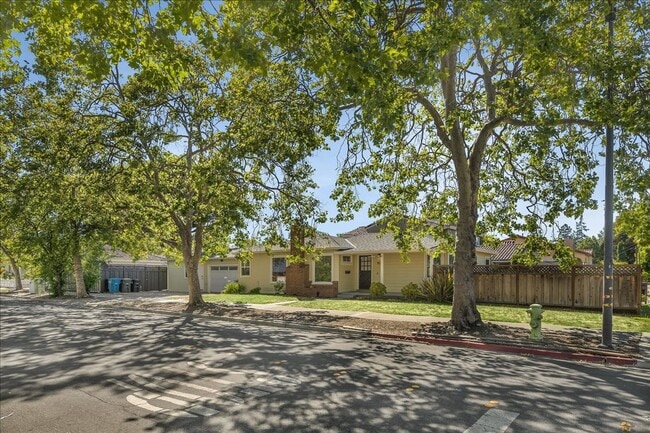 Building Photo - Spacious 3 bed 2 bath home in Mt. Carmel