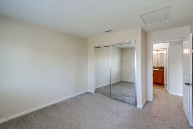 Building Photo - Beautiful 2 Story Townhouse with Prime Location!!