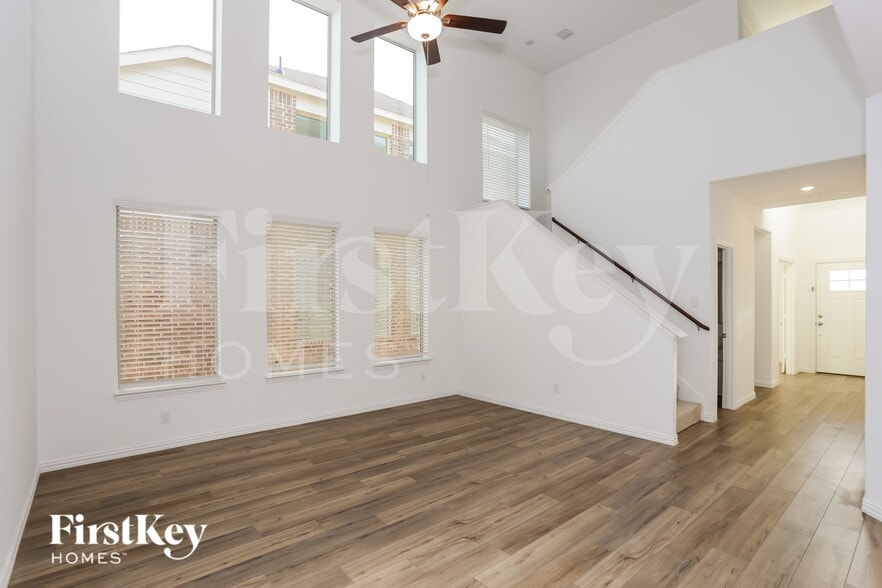 Building Photo - 10105 Elkhorn Dr