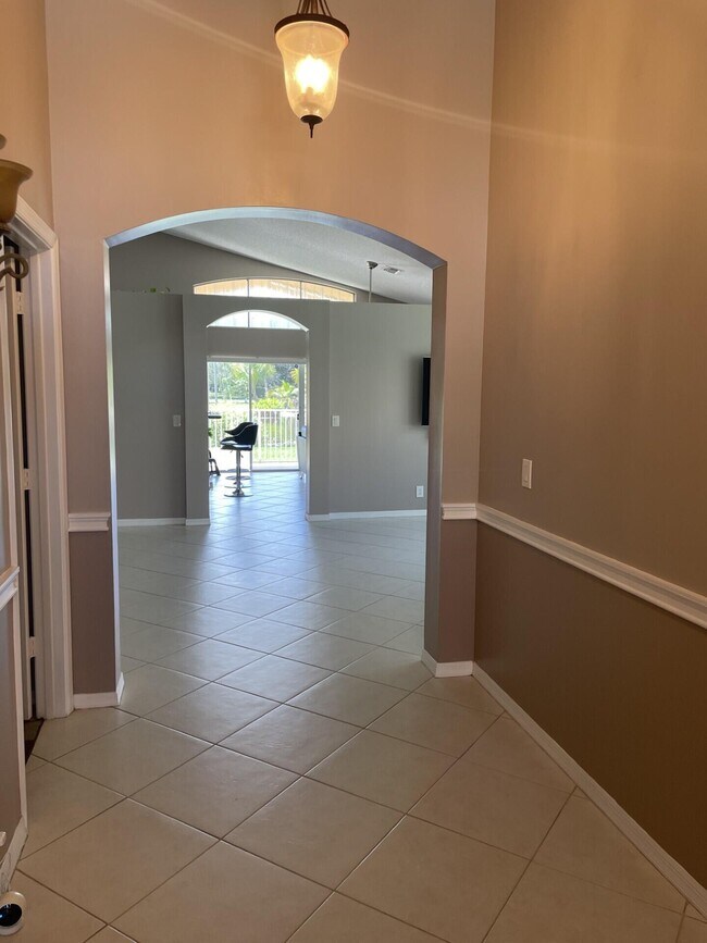 Building Photo - 9514 Lago Dr